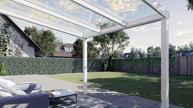 Vista Inferiore di una Veranda moderna bianco 9016, dimensioni 3,06 x 2,5 metri con tetto in vetro trasparente. Pergola/Gazebo elegante e resistente alle intemperie, ideale per spazi esterni raffinati e confortevoli, offre protezione UV ed è facile da montare.