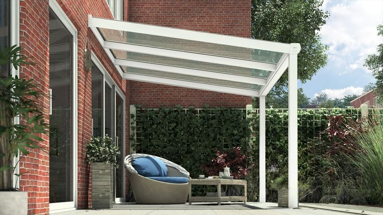 Vista laterale di una Veranda moderna bianco 9016, dimensioni 3,06 x 2,5 metri con tetto in vetro trasparente. Pergola/Gazebo elegante e resistente alle intemperie, ideale per spazi esterni raffinati e confortevoli, offre protezione UV ed è facile da montare.