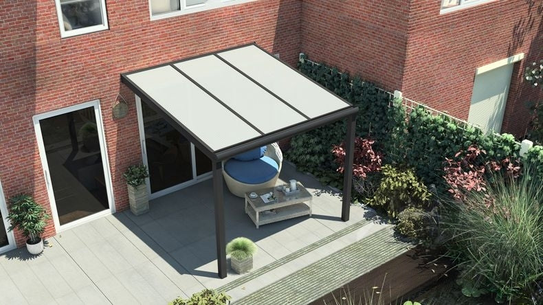 Vista dall'alto di una Veranda moderna nero 9005, dimensioni 3,06 x 2,5 metri con tetto in policarbonato opale. Pergola/Gazebo elegante e resistente alle intemperie, ideale per spazi esterni raffinati e confortevoli, offre protezione UV ed è facile da montare.