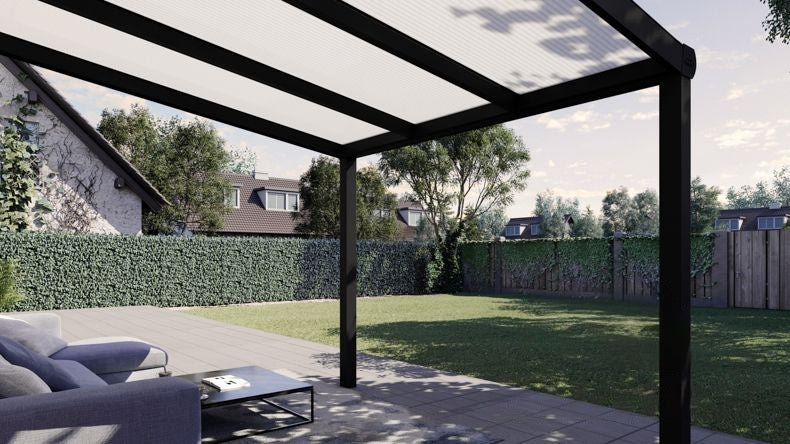 Vista Inferiore di una Veranda moderna nero 9005, dimensioni 3,06 x 2,5 metri con tetto in policarbonato opale. Pergola/Gazebo elegante e resistente alle intemperie, ideale per spazi esterni raffinati e confortevoli, offre protezione UV ed è facile da montare.