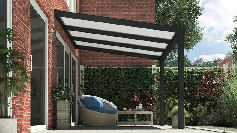 Vista laterale di una Veranda moderna nero 9005, dimensioni 3,06 x 2,5 metri con tetto in policarbonato opale. Pergola/Gazebo elegante e resistente alle intemperie, ideale per spazi esterni raffinati e confortevoli, offre protezione UV ed è facile da montare.