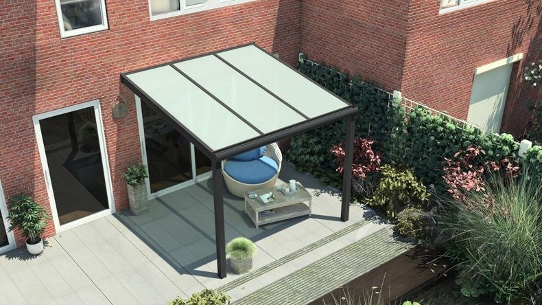 Vista dall'alto di una Veranda moderna nero 9005, dimensioni 3,06 x 2,5 metri con tetto in vetro opale. Pergola/Gazebo elegante e resistente alle intemperie, ideale per spazi esterni raffinati e confortevoli, offre protezione UV ed è facile da montare.