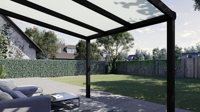 Vista Inferiore di una Veranda moderna nero 9005, dimensioni 3,06 x 2,5 metri con tetto in vetro opale. Pergola/Gazebo elegante e resistente alle intemperie, ideale per spazi esterni raffinati e confortevoli, offre protezione UV ed è facile da montare.