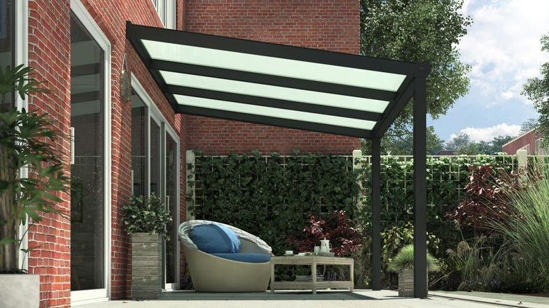 Vista laterale di una Veranda moderna nero 9005, dimensioni 3,06 x 2,5 metri con tetto in vetro opale. Pergola/Gazebo elegante e resistente alle intemperie, ideale per spazi esterni raffinati e confortevoli, offre protezione UV ed è facile da montare.