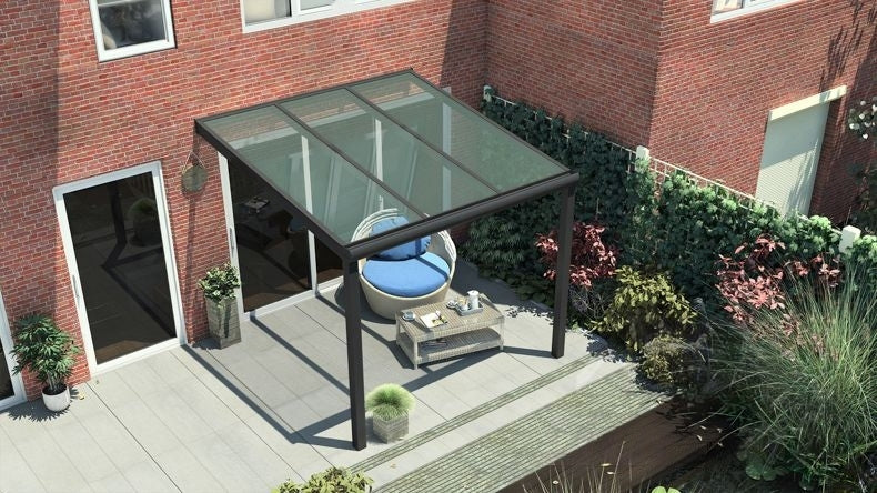 Vista laterale di una Veranda moderna nero 9005, dimensioni 4,06 x 2,5 metri con tetto in vetro trasparente. Pergola/Gazebo elegante e resistente alle intemperie, ideale per spazi esterni raffinati e confortevoli, offre protezione UV ed è facile da montare.