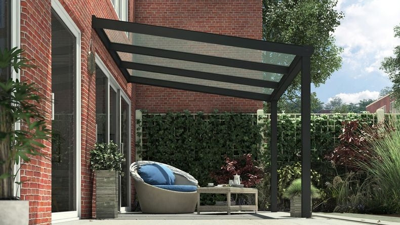 Vista Inferiore di una Veranda moderna nero 9005, dimensioni 4,06 x 2,5 metri con tetto in vetro trasparente. Pergola/Gazebo elegante e resistente alle intemperie, ideale per spazi esterni raffinati e confortevoli, offre protezione UV ed è facile da montare.