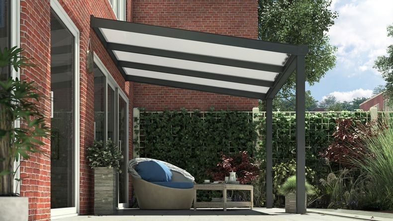 Vista laterale di una Veranda moderna antracite 7016, dimensioni 3,06 x 3,0 metri con tetto in policarbonato opale. Pergola/Gazebo elegante e resistente alle intemperie, ideale per spazi esterni raffinati e confortevoli, offre protezione UV ed è facile da montare.