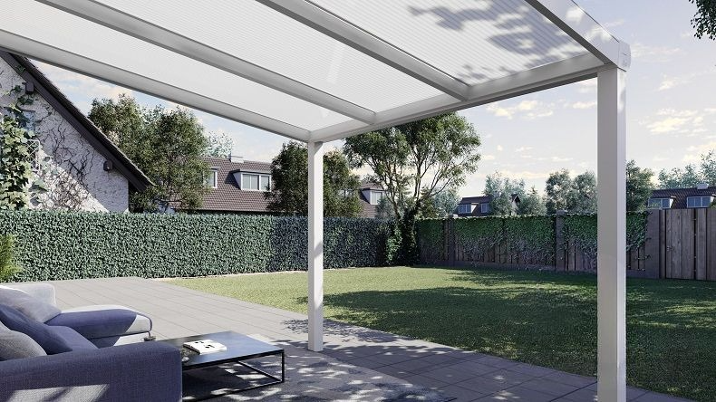 Vista Inferiore di una Veranda moderna bianco 9016, dimensioni 3,06 x 3,0 metri con tetto in policarbonato opale. Pergola/Gazebo elegante e resistente alle intemperie, ideale per spazi esterni raffinati e confortevoli, offre protezione UV ed è facile da montare.