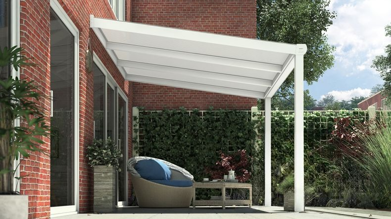 Vista laterale di una Veranda moderna bianco 9016, dimensioni 3,06 x 3,0 metri con tetto in policarbonato opale. Pergola/Gazebo elegante e resistente alle intemperie, ideale per spazi esterni raffinati e confortevoli, offre protezione UV ed è facile da montare.