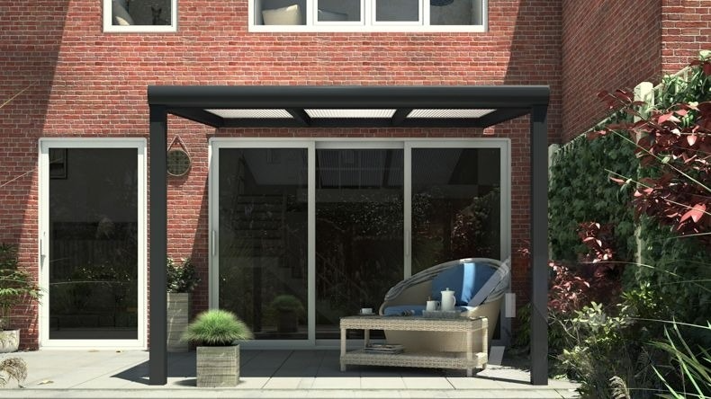 Vista Frontale di una Veranda moderna nero 9005, dimensioni 3,06 x 3,0 metri con tetto in policarbonato opale. Pergola/Gazebo elegante e resistente alle intemperie, ideale per spazi esterni raffinati e confortevoli, offre protezione UV ed è facile da montare.