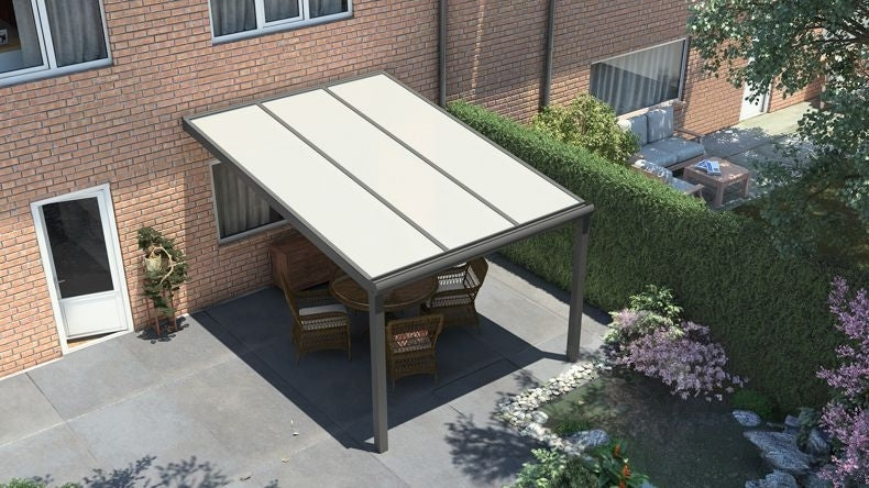 Vista dall'alto di una Veranda moderna antracite 7016, dimensioni 3,06 x 3,5 metri con tetto in policarbonato opale. Pergola/Gazebo elegante e resistente alle intemperie, ideale per spazi esterni raffinati e confortevoli, offre protezione UV ed è facile da montare.