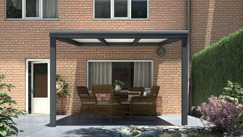 Vista Frontale di una Veranda moderna antracite 7016, dimensioni 3,06 x 3,5 metri con tetto in policarbonato opale. Pergola/Gazebo elegante e resistente alle intemperie, ideale per spazi esterni raffinati e confortevoli, offre protezione UV ed è facile da montare.