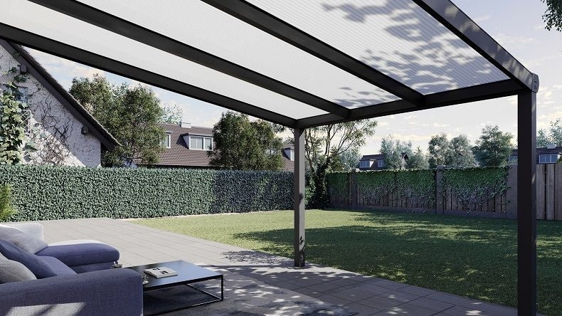 Vista Inferiore di una Veranda moderna antracite 7016, dimensioni 3,06 x 3,5 metri con tetto in policarbonato opale. Pergola/Gazebo elegante e resistente alle intemperie, ideale per spazi esterni raffinati e confortevoli, offre protezione UV ed è facile da montare.