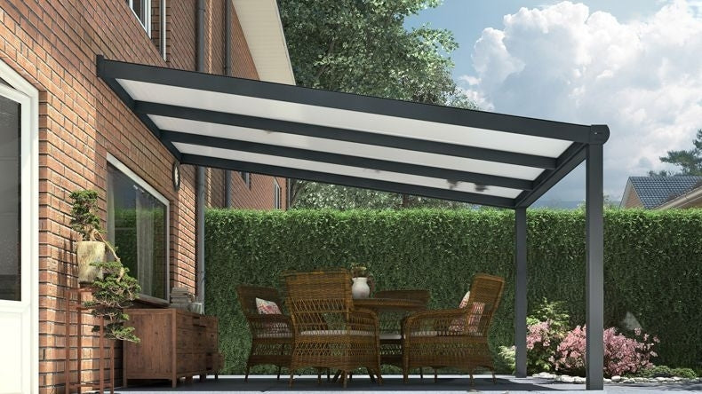 Vista laterale di una Veranda moderna antracite 7016, dimensioni 3,06 x 3,5 metri con tetto in policarbonato opale. Pergola/Gazebo elegante e resistente alle intemperie, ideale per spazi esterni raffinati e confortevoli, offre protezione UV ed è facile da montare.