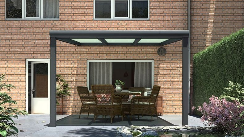 Vista Frontale di una Veranda moderna antracite 7016, dimensioni 3,06 x 3,5 metri con tetto in vetro opale. Pergola/Gazebo elegante e resistente alle intemperie, ideale per spazi esterni raffinati e confortevoli, offre protezione UV ed è facile da montare.