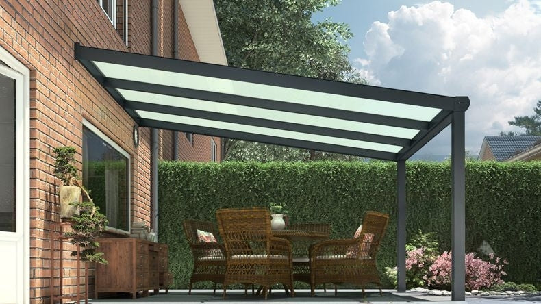 Vista laterale di una Veranda moderna antracite 7016, dimensioni 3,06 x 3,5 metri con tetto in vetro opale. Pergola/Gazebo elegante e resistente alle intemperie, ideale per spazi esterni raffinati e confortevoli, offre protezione UV ed è facile da montare.