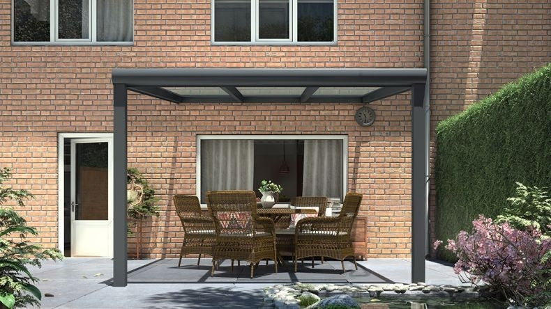 Vista Frontale di una Veranda moderna antracite 7016, dimensioni 3,06 x 3,5 metri con tetto in vetro trasparente. Pergola/Gazebo elegante e resistente alle intemperie, ideale per spazi esterni raffinati e confortevoli, offre protezione UV ed è facile da montare.