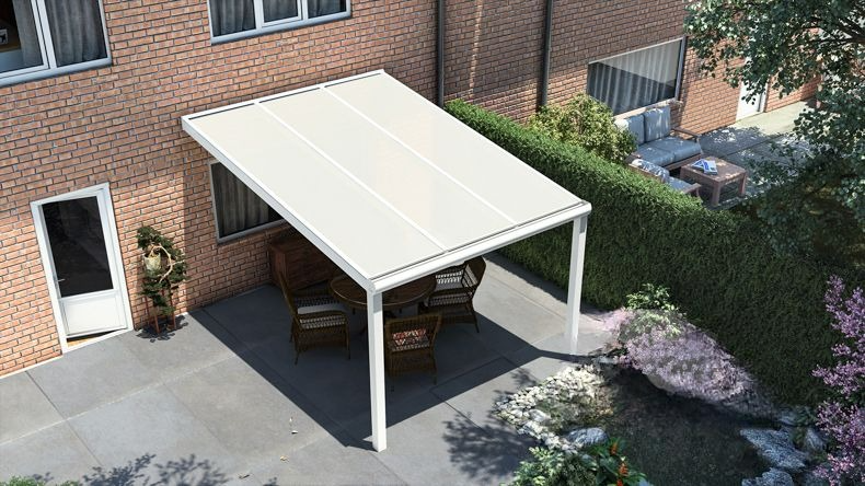 Vista dall'alto di una Veranda moderna bianco 9016, dimensioni 3,06 x 3,5 metri con tetto in policarbonato opale. Pergola/Gazebo elegante e resistente alle intemperie, ideale per spazi esterni raffinati e confortevoli, offre protezione UV ed è facile da montare.