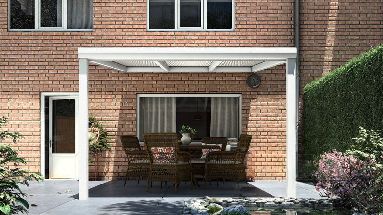 Vista Frontale di una Veranda moderna bianco 9016, dimensioni 3,06 x 3,5 metri con tetto in policarbonato opale. Pergola/Gazebo elegante e resistente alle intemperie, ideale per spazi esterni raffinati e confortevoli, offre protezione UV ed è facile da montare.