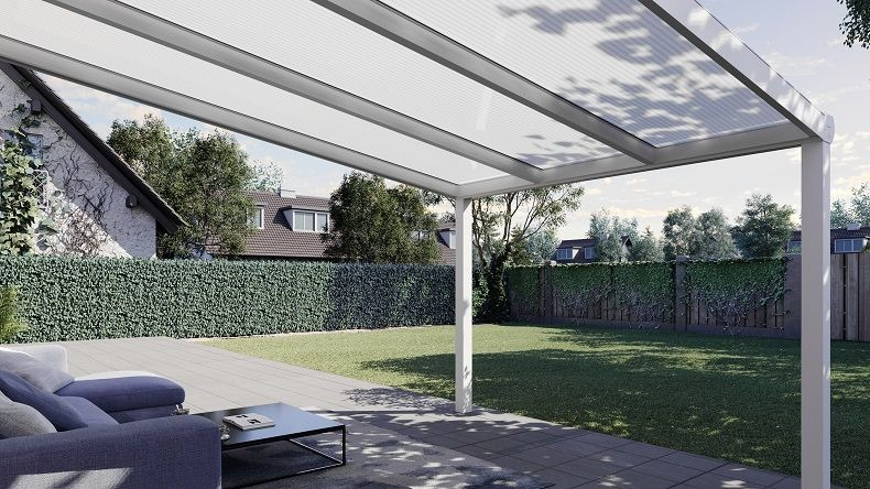 Vista Inferiore di una Veranda moderna bianco 9016, dimensioni 3,06 x 3,5 metri con tetto in policarbonato opale. Pergola/Gazebo elegante e resistente alle intemperie, ideale per spazi esterni raffinati e confortevoli, offre protezione UV ed è facile da montare.