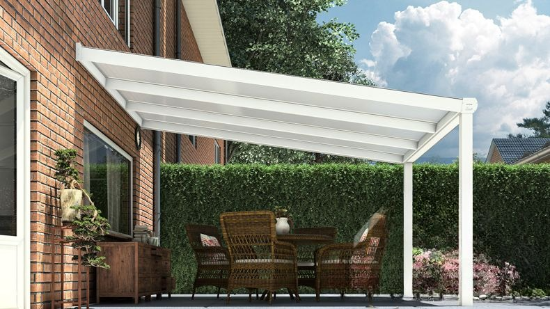 Vista laterale di una Veranda moderna bianco 9016, dimensioni 3,06 x 3,5 metri con tetto in policarbonato opale. Pergola/Gazebo elegante e resistente alle intemperie, ideale per spazi esterni raffinati e confortevoli, offre protezione UV ed è facile da montare.