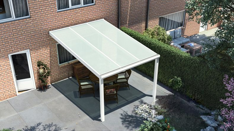 Vista dall'alto di una Veranda moderna bianco 9016, dimensioni 3,06 x 3,5 metri con tetto in vetro opale. Pergola/Gazebo elegante e resistente alle intemperie, ideale per spazi esterni raffinati e confortevoli, offre protezione UV ed è facile da montare.