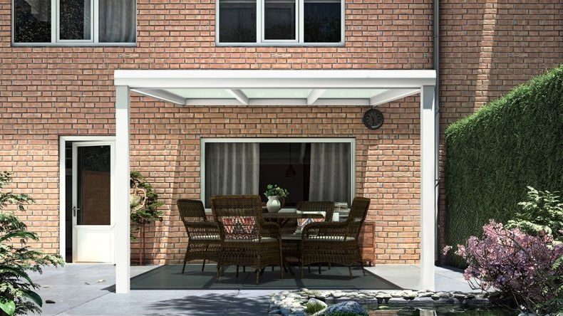 Vista Frontale di una Veranda moderna bianco 9016, dimensioni 3,06 x 3,5 metri con tetto in vetro opale. Pergola/Gazebo elegante e resistente alle intemperie, ideale per spazi esterni raffinati e confortevoli, offre protezione UV ed è facile da montare.