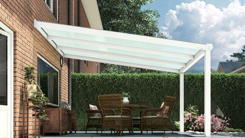 Vista laterale di una Veranda moderna bianco 9016, dimensioni 3,06 x 3,5 metri con tetto in vetro opale. Pergola/Gazebo elegante e resistente alle intemperie, ideale per spazi esterni raffinati e confortevoli, offre protezione UV ed è facile da montare.