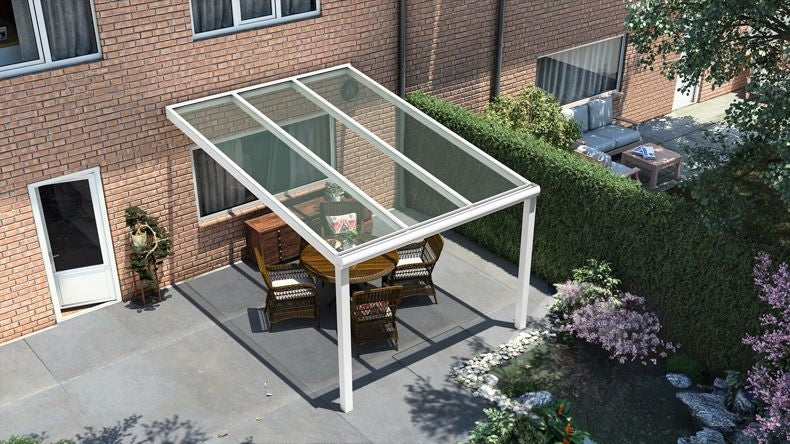 Vista dall'alto di una Veranda moderna bianco 9016, dimensioni 3,06 x 3,5 metri con tetto in vetro trasparente. Pergola/Gazebo elegante e resistente alle intemperie, ideale per spazi esterni raffinati e confortevoli, offre protezione UV ed è facile da montare.