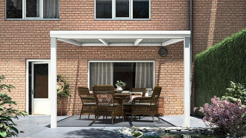 Vista Frontale di una Veranda moderna bianco 9016, dimensioni 3,06 x 3,5 metri con tetto in vetro trasparente. Pergola/Gazebo elegante e resistente alle intemperie, ideale per spazi esterni raffinati e confortevoli, offre protezione UV ed è facile da montare.