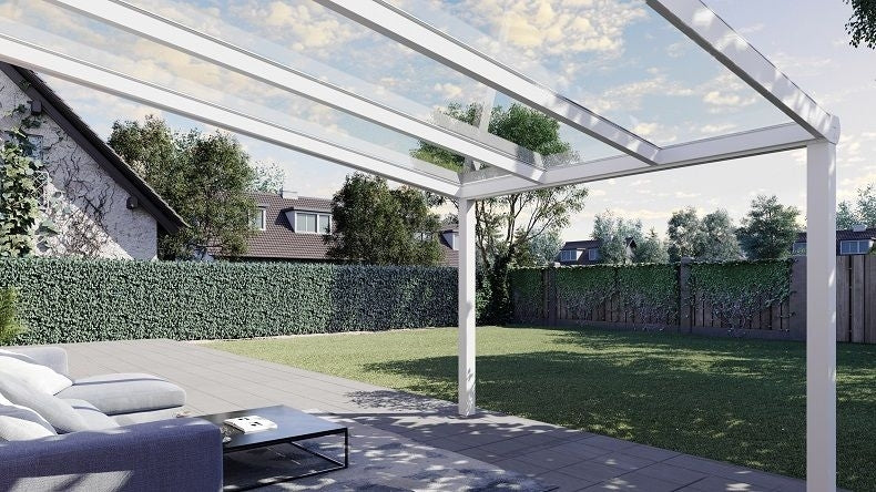 Vista Inferiore di una Veranda moderna bianco 9016, dimensioni 3,06 x 3,5 metri con tetto in vetro trasparente. Pergola/Gazebo elegante e resistente alle intemperie, ideale per spazi esterni raffinati e confortevoli, offre protezione UV ed è facile da montare.