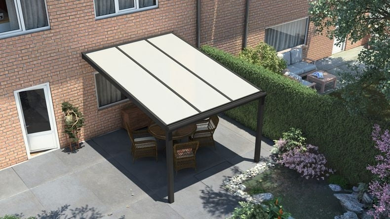 Vista dall'alto di una Veranda moderna nero 9005, dimensioni 3,06 x 3,5 metri con tetto in policarbonato opale. Pergola/Gazebo elegante e resistente alle intemperie, ideale per spazi esterni raffinati e confortevoli, offre protezione UV ed è facile da montare.