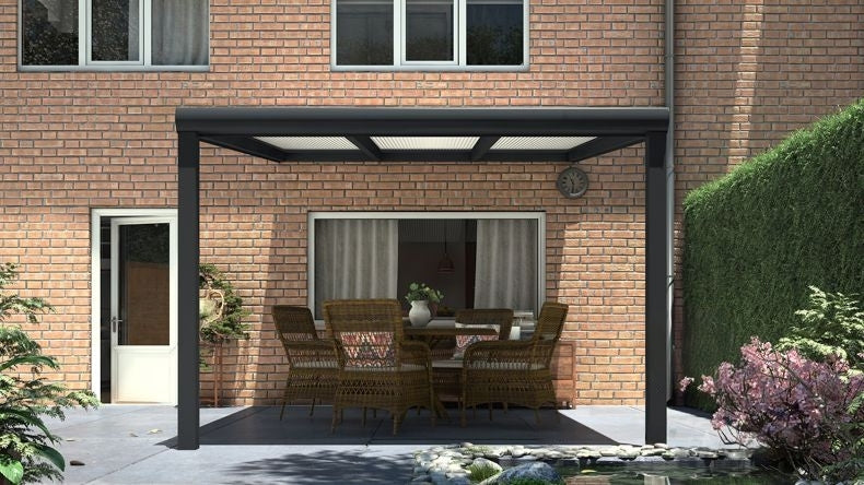 Vista Frontale di una Veranda moderna nero 9005, dimensioni 3,06 x 3,5 metri con tetto in policarbonato opale. Pergola/Gazebo elegante e resistente alle intemperie, ideale per spazi esterni raffinati e confortevoli, offre protezione UV ed è facile da montare.