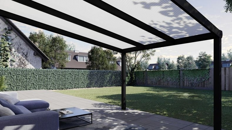 Vista Inferiore di una Veranda moderna nero 9005, dimensioni 3,06 x 3,5 metri con tetto in policarbonato opale. Pergola/Gazebo elegante e resistente alle intemperie, ideale per spazi esterni raffinati e confortevoli, offre protezione UV ed è facile da montare.