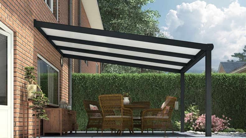 Vista laterale di una Veranda moderna nero 9005, dimensioni 3,06 x 3,5 metri con tetto in policarbonato opale. Pergola/Gazebo elegante e resistente alle intemperie, ideale per spazi esterni raffinati e confortevoli, offre protezione UV ed è facile da montare.