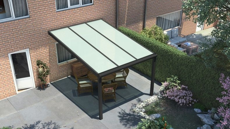 Vista dall'alto di una Veranda moderna nero 9005, dimensioni 3,06 x 3,5 metri con tetto in vetro opale. Pergola/Gazebo elegante e resistente alle intemperie, ideale per spazi esterni raffinati e confortevoli, offre protezione UV ed è facile da montare.