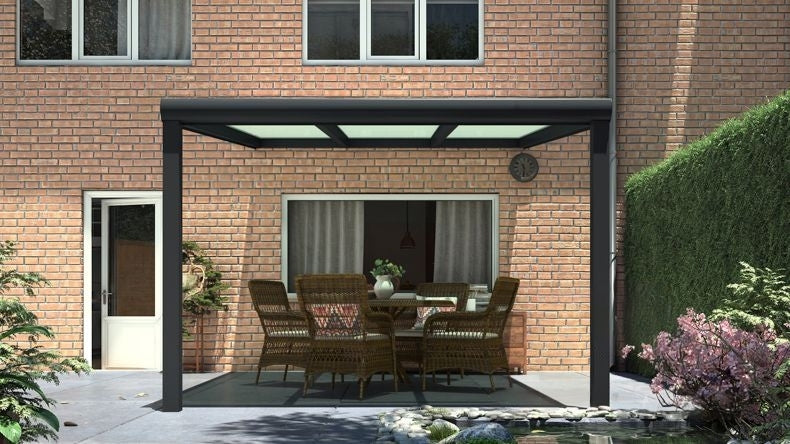 Vista Frontale di una Veranda moderna nero 9005, dimensioni 3,06 x 3,5 metri con tetto in vetro opale. Pergola/Gazebo elegante e resistente alle intemperie, ideale per spazi esterni raffinati e confortevoli, offre protezione UV ed è facile da montare.