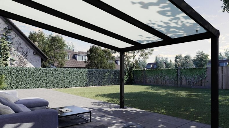 Vista Inferiore di una Veranda moderna nero 9005, dimensioni 3,06 x 3,5 metri con tetto in vetro opale. Pergola/Gazebo elegante e resistente alle intemperie, ideale per spazi esterni raffinati e confortevoli, offre protezione UV ed è facile da montare.