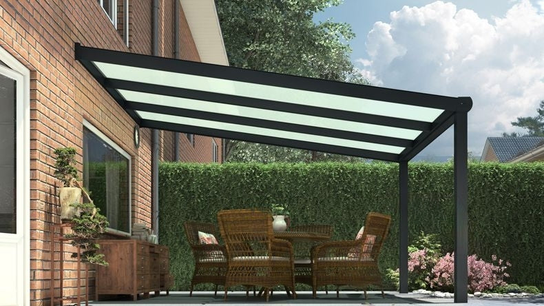 Vista laterale di una Veranda moderna nero 9005, dimensioni 3,06 x 3,5 metri con tetto in vetro opale. Pergola/Gazebo elegante e resistente alle intemperie, ideale per spazi esterni raffinati e confortevoli, offre protezione UV ed è facile da montare.