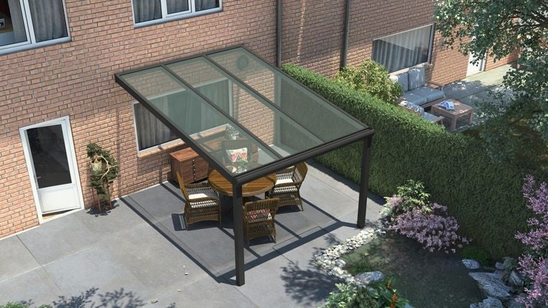 Vista dall'alto di una Veranda moderna nero 9005, dimensioni 3,06 x 3,5 metri con tetto in vetro trasparente. Pergola/Gazebo elegante e resistente alle intemperie, ideale per spazi esterni raffinati e confortevoli, offre protezione UV ed è facile da montare.