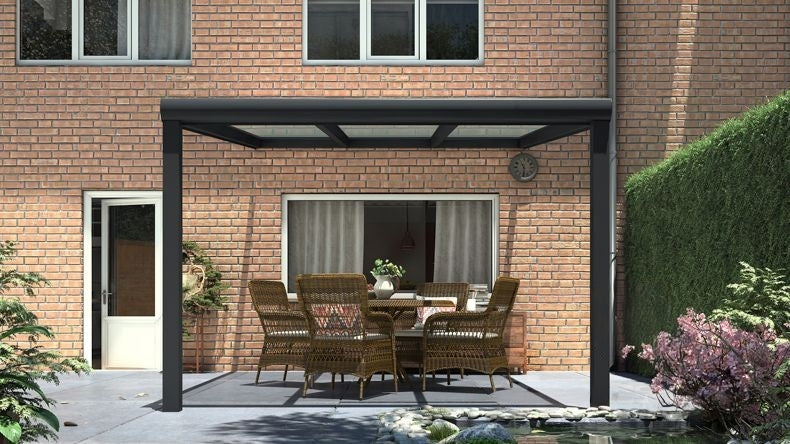 Vista Frontale di una Veranda moderna nero 9005, dimensioni 3,06 x 3,5 metri con tetto in vetro trasparente. Pergola/Gazebo elegante e resistente alle intemperie, ideale per spazi esterni raffinati e confortevoli, offre protezione UV ed è facile da montare.