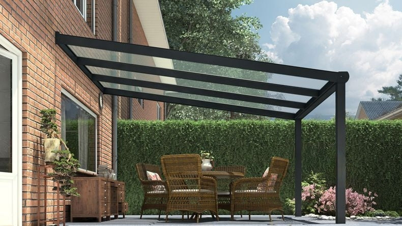 Vista laterale di una Veranda moderna nero 9005, dimensioni 3,06 x 3,5 metri con tetto in vetro trasparente. Pergola/Gazebo elegante e resistente alle intemperie, ideale per spazi esterni raffinati e confortevoli, offre protezione UV ed è facile da montare.