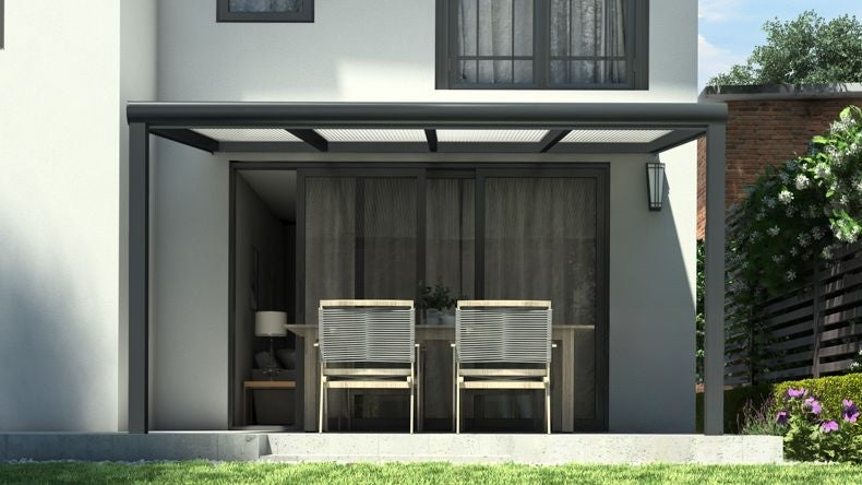 Vista Frontale di una Veranda moderna antracite 7016, dimensioni 4,06 x 2,5 metri con tetto in policarbonato opale. Pergola/Gazebo elegante e resistente alle intemperie, ideale per spazi esterni raffinati e confortevoli, offre protezione UV ed è facile da montare.