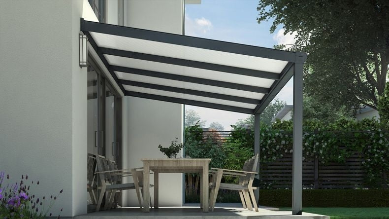 Vista laterale di una Veranda moderna antracite 7016, dimensioni 4,06 x 2,5 metri con tetto in policarbonato opale. Pergola/Gazebo elegante e resistente alle intemperie, ideale per spazi esterni raffinati e confortevoli, offre protezione UV ed è facile da montare.