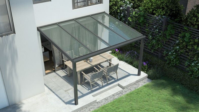 Vista dall'alto di una Veranda moderna antracite 7016, dimensioni 4,06 x 2,5 metri con tetto in vetro trasparente. Pergola/Gazebo elegante e resistente alle intemperie, ideale per spazi esterni raffinati e confortevoli, offre protezione UV ed è facile da montare.