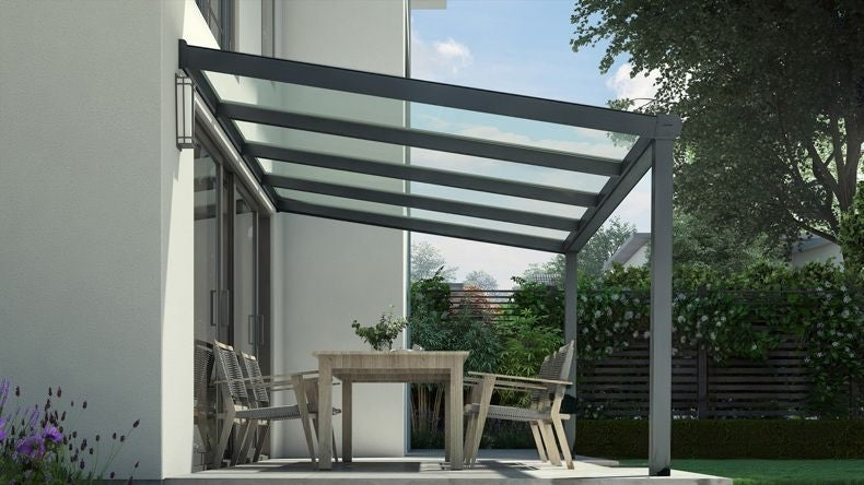 Vista laterale di una Veranda moderna antracite 7016, dimensioni 4,06 x 2,5 metri con tetto in vetro trasparente. Pergola/Gazebo elegante e resistente alle intemperie, ideale per spazi esterni raffinati e confortevoli, offre protezione UV ed è facile da montare.