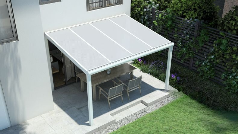 Vista dall'alto di una Veranda moderna bianco 9016, dimensioni 4,06 x 2,5 metri con tetto in policarbonato opale. Pergola/Gazebo elegante e resistente alle intemperie, ideale per spazi esterni raffinati e confortevoli, offre protezione UV ed è facile da montare.