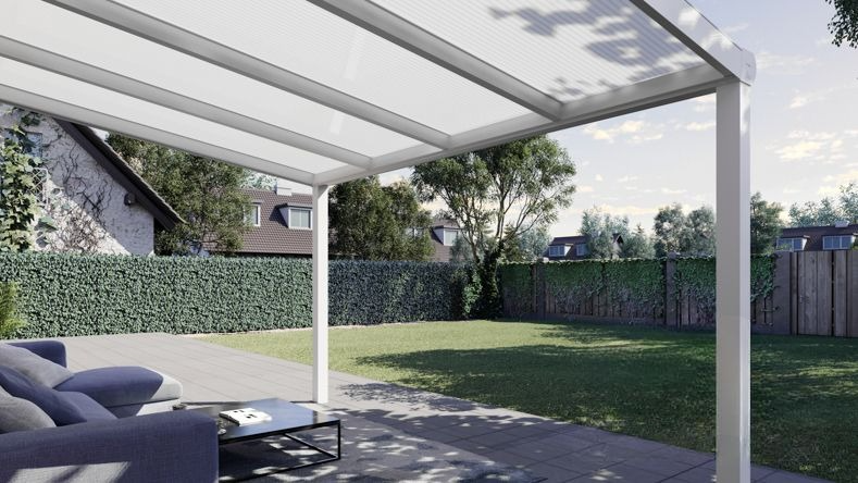 Vista Inferiore di una Veranda moderna bianco 9016, dimensioni 4,06 x 3,0 metri con tetto in policarbonato opale. Pergola/Gazebo elegante e resistente alle intemperie, ideale per spazi esterni raffinati e confortevoli, offre protezione UV ed è facile da montare.