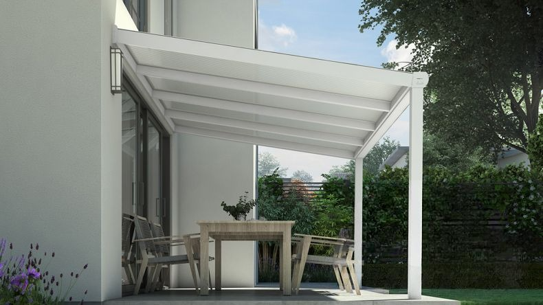 Vista laterale di una Veranda moderna bianco 9016, dimensioni 4,06 x 2,5 metri con tetto in policarbonato opale. Pergola/Gazebo elegante e resistente alle intemperie, ideale per spazi esterni raffinati e confortevoli, offre protezione UV ed è facile da montare.