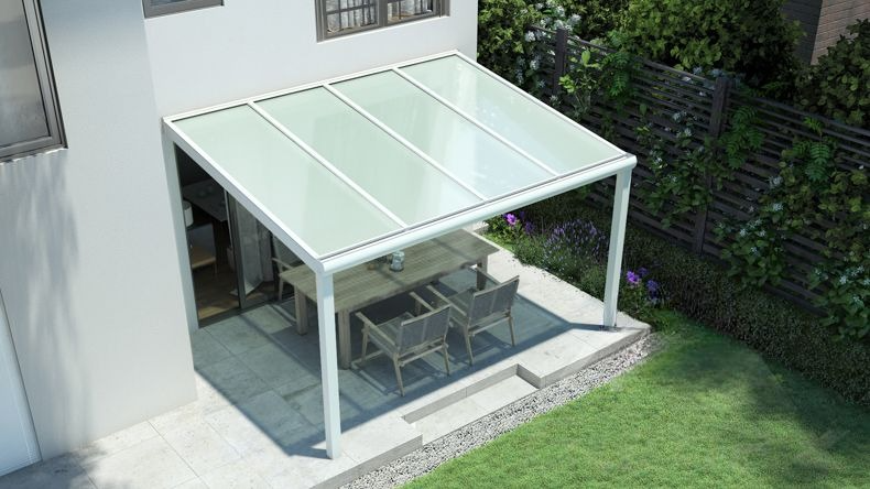 Vista dall'alto di una Veranda moderna bianco 9016, dimensioni 4,06 x 2,5 metri con tetto in vetro opale. Pergola/Gazebo elegante e resistente alle intemperie, ideale per spazi esterni raffinati e confortevoli, offre protezione UV ed è facile da montare.